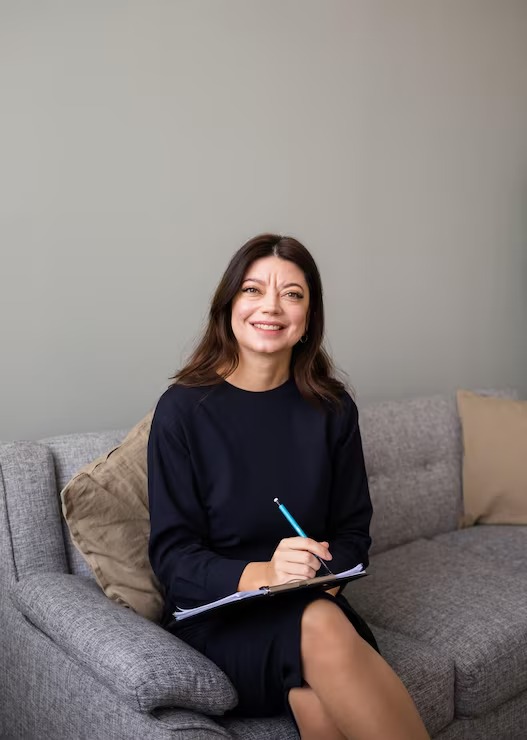 Psicóloga Rebeka Sales no consultório